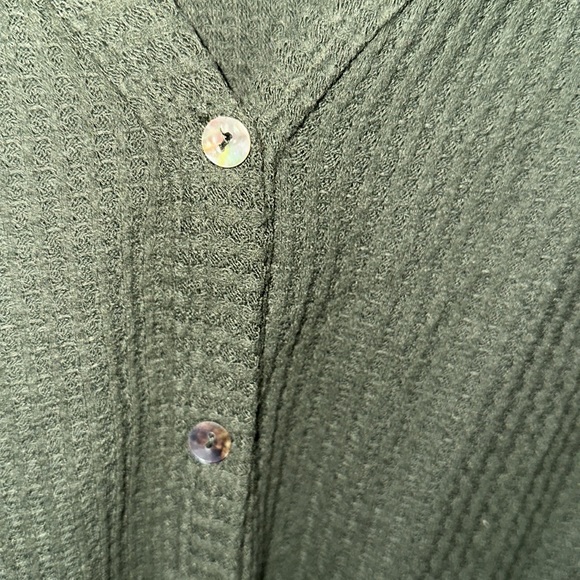 Kim & Cami cute button top!💚 - Picture 4 of 5